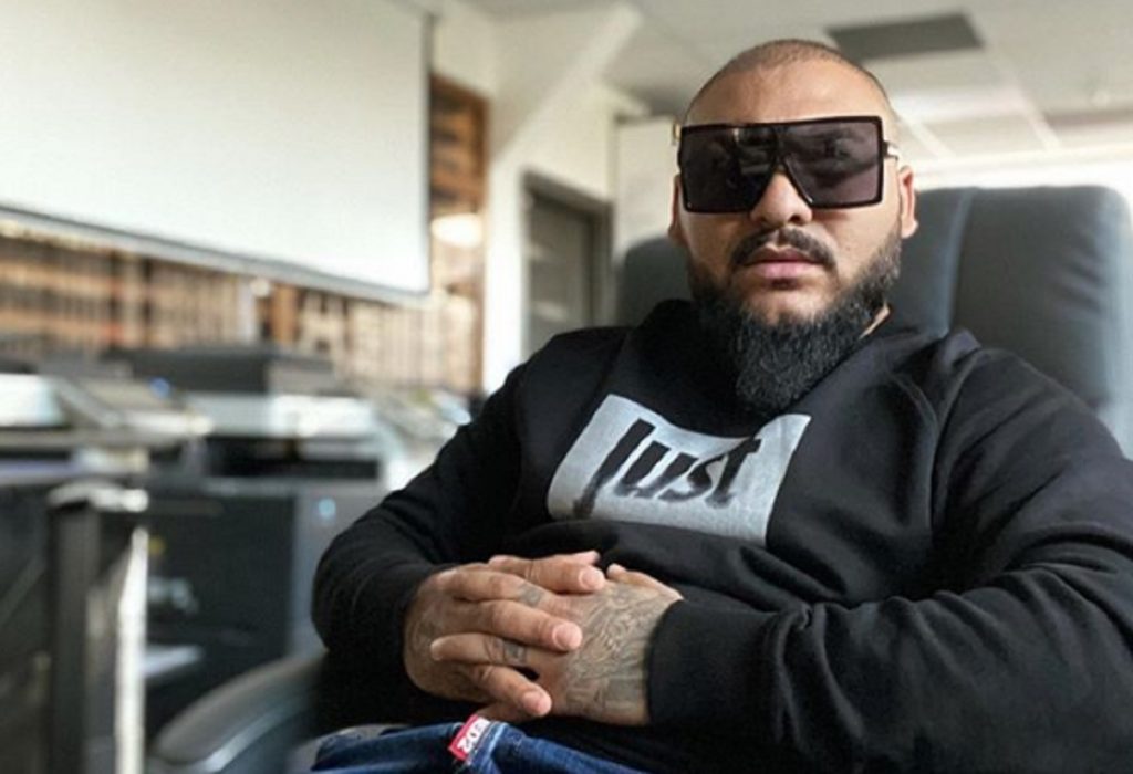 Imagine Stire Dani Mocanu instigă din nou la violență. Ipostaza scandaloasă în care s-a fotografiat manelist, alături de o blondină | 2review.ro
