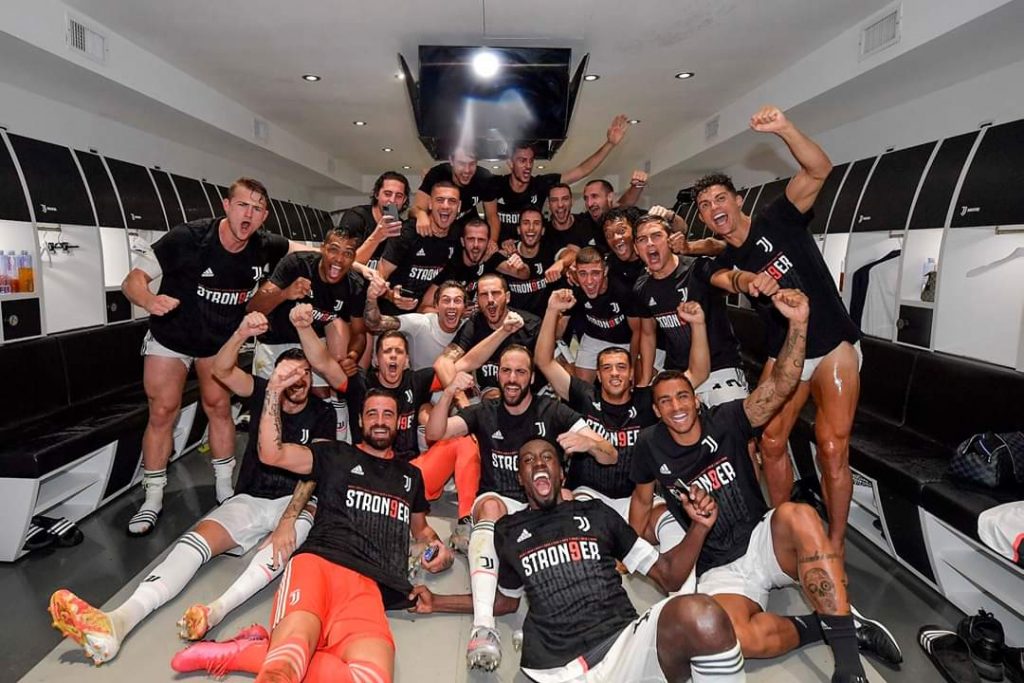 Imagine Stire FOTO: Bucuria campionilor! Juventus a cucerit al 36-lea „Scudetto” din istoria clubului! | 2review.ro