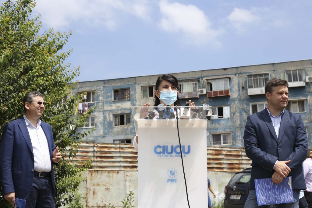 Imagine Stire FOTO | Conferința ministrului Muncii, întreruptă de un bărbat! Violeta Alexandru, amenințată cu moartea | 2review.ro