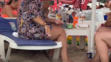 Imagine Stire Coji de semințe pe jos și șampanie de lux la Mamaia! Cum se bucură de concediu unii români | 2review.ro