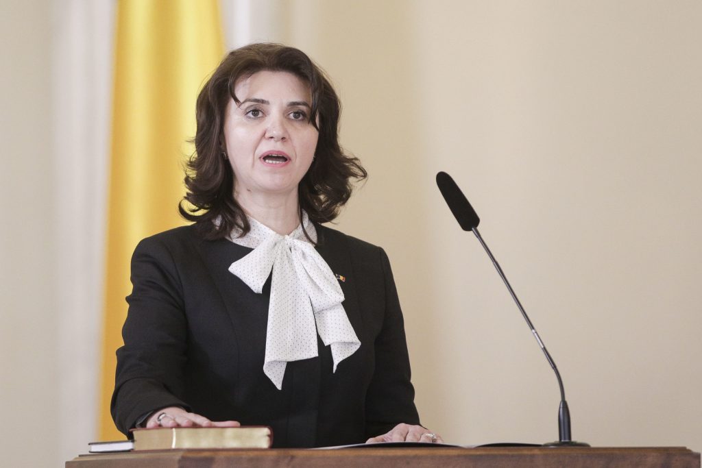 Imagine Stire În ce condiții vor reveni elevii la școală în toamnă. Monica Anisie: „Unii vor fi în sala de clasă și ceilalți…” | 2review.ro