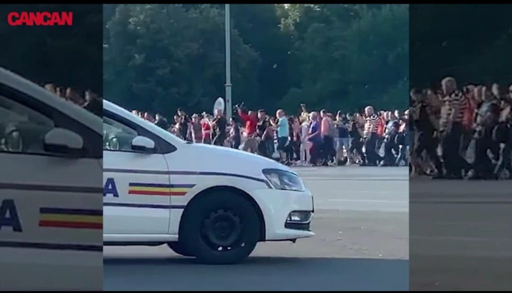 Proteste în Bucureşti şi în Suceava din cauza restricţiilor şi a certificatului verde. Sute de oameni au ieşit în stradă