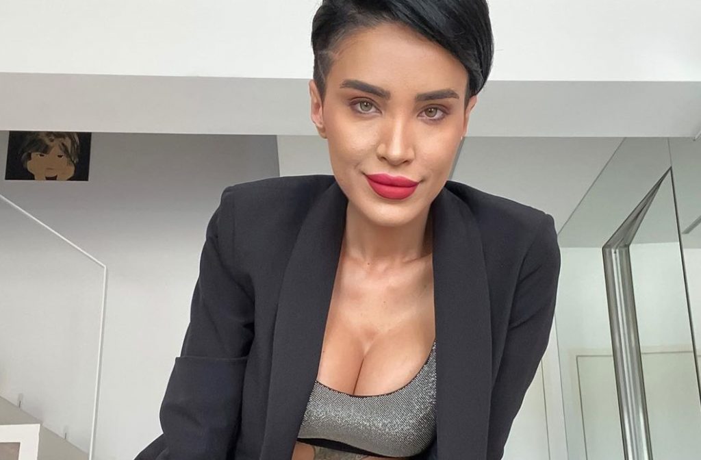 Imagine Stire FOTO | Adelina Pestrițu, apariție incendiară pe plaja din Mamaia! Bruneta a atras toate privirile! | 2review.ro