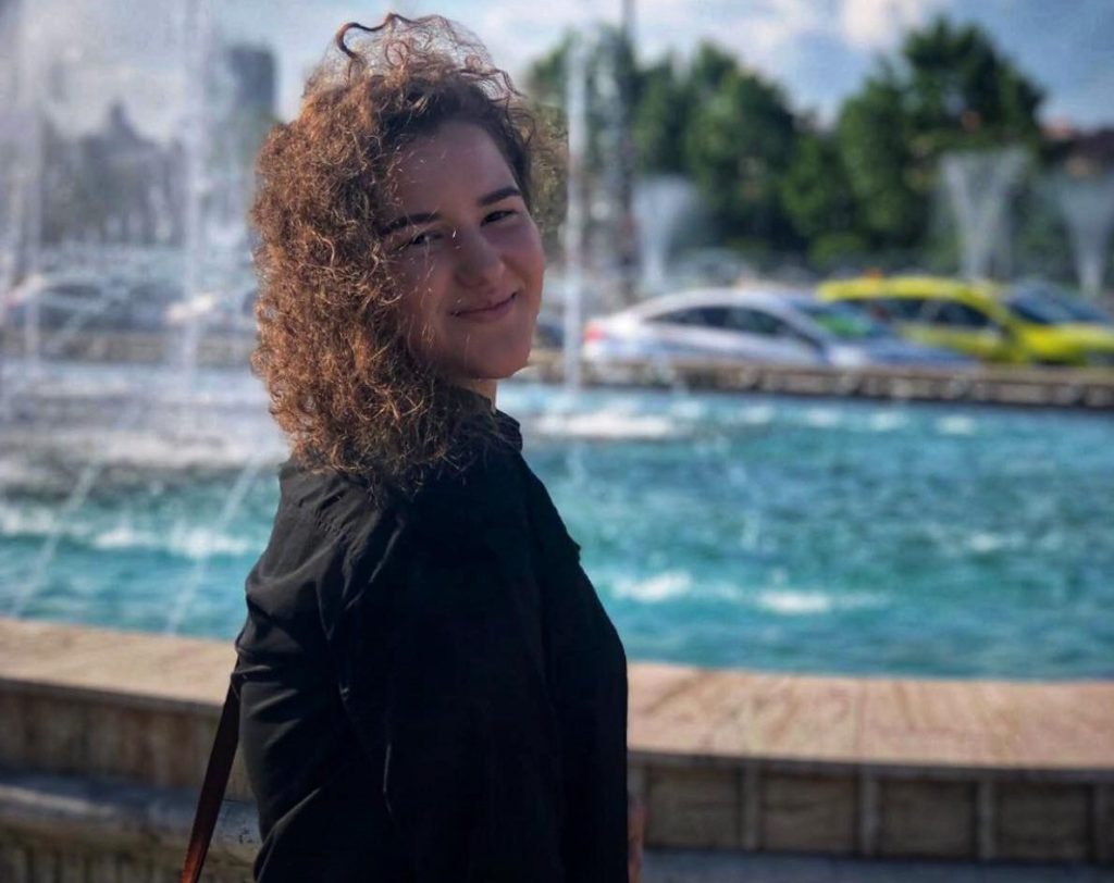 Imagine Stire Povestea șocantă a Andreei, tânăra de 22 de ani din Rucăr, ucisă de coronavirus. Ignorată de autorități, fata s-a stins la opt zile după mama ei | 2review.ro