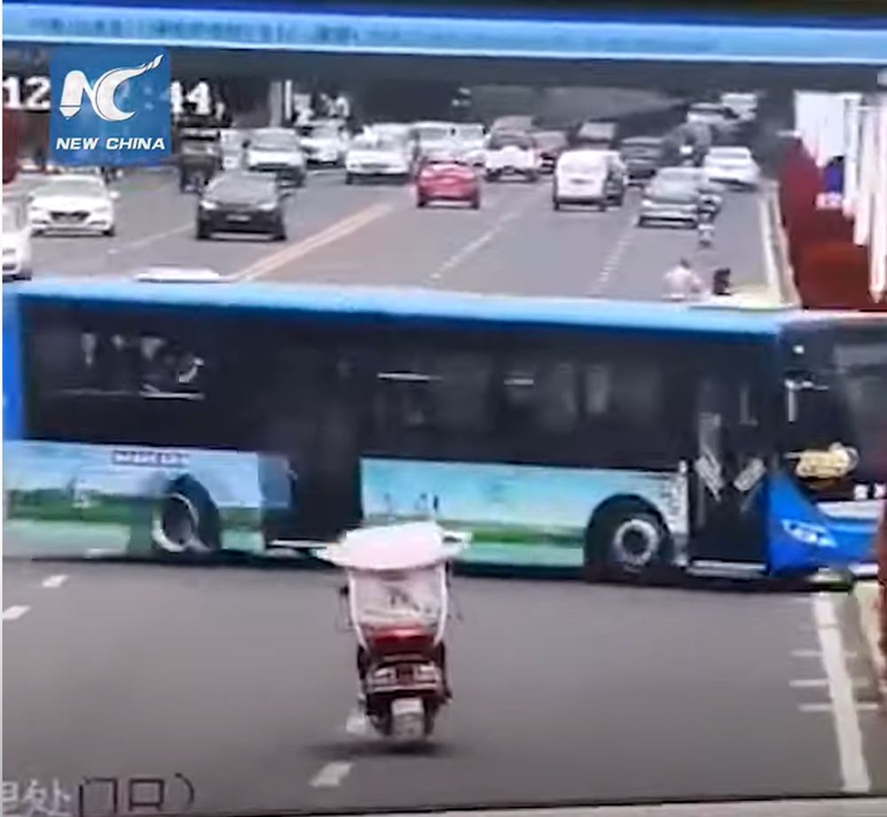 Imagine Stire Momentul în care un autobuz plin de copii plonjează într-un lac din China. Imagini greu de privit. VIDEO | 2review.ro