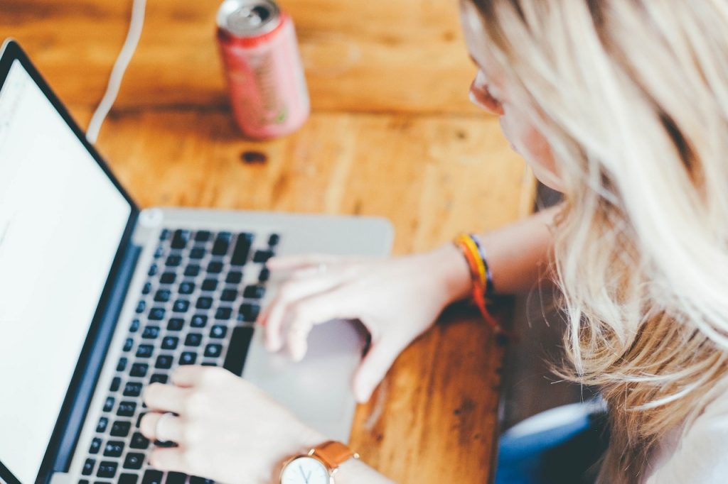 Imagine Stire Tinerii români, pe ultimul loc în UE la competențe digitale! | 2review.ro