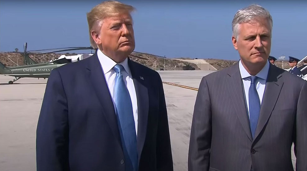 Imagine Stire Stare de alertă la Casa Albă! A fost depistat pozitiv cu SARS-CoV-2 consilierul pe probleme de securitate națională al lui Donald Trump | 2review.ro