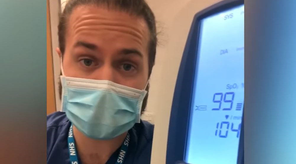 Imagine Stire Ce se întâmplă cu respirația când porți masca de protecție! Un medic a făcut o demonstrație practică | 2review.ro