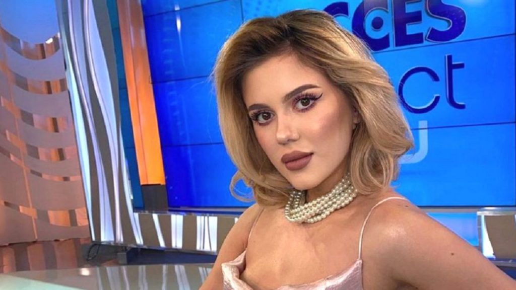 Imagine Stire Ce studii are Emily Burghelea, asistenta demisionară de la Acces Direct. Cum a ajuns, de fapt, în Antena 1 | 2review.ro