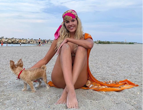 Imagine Stire Imagini fabuloase cu Emily Burghelea! Cum își face parul la coafor, cu potaia în brațe! | 2review.ro