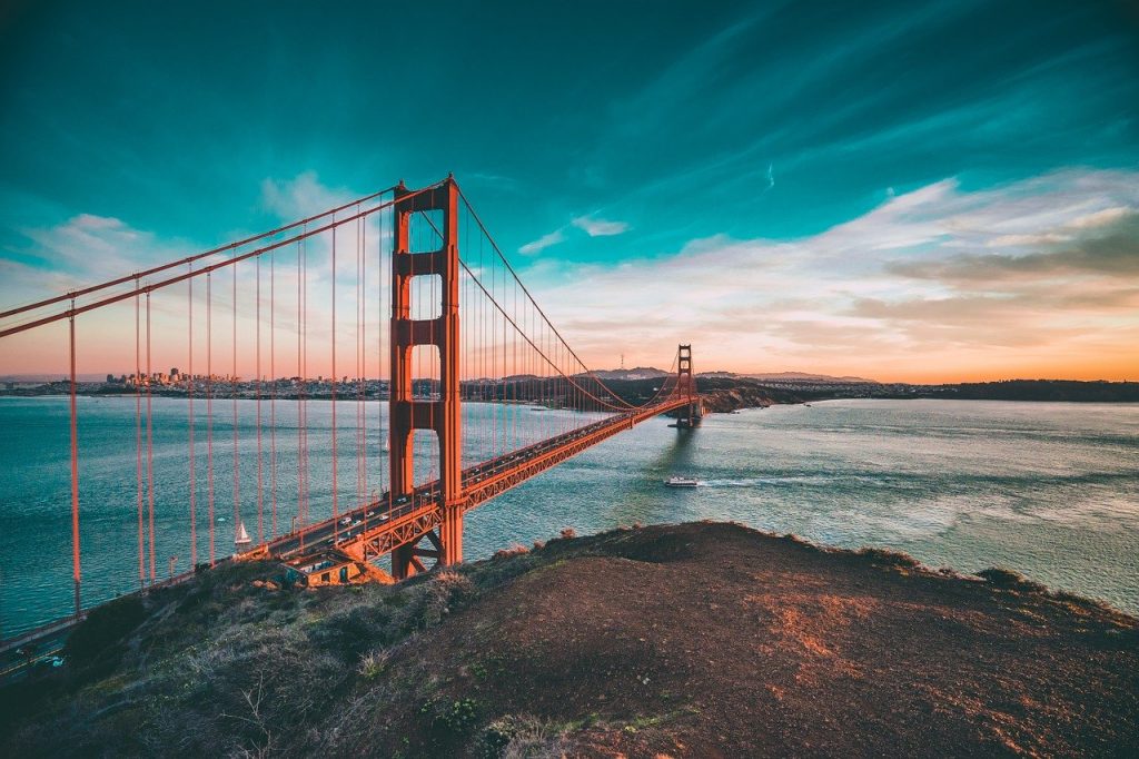 Imagine Stire Efectele creșterii accentuate a cazurilor de COVID-19.  California reintroduce restricții: restaurantele, închise | 2review.ro