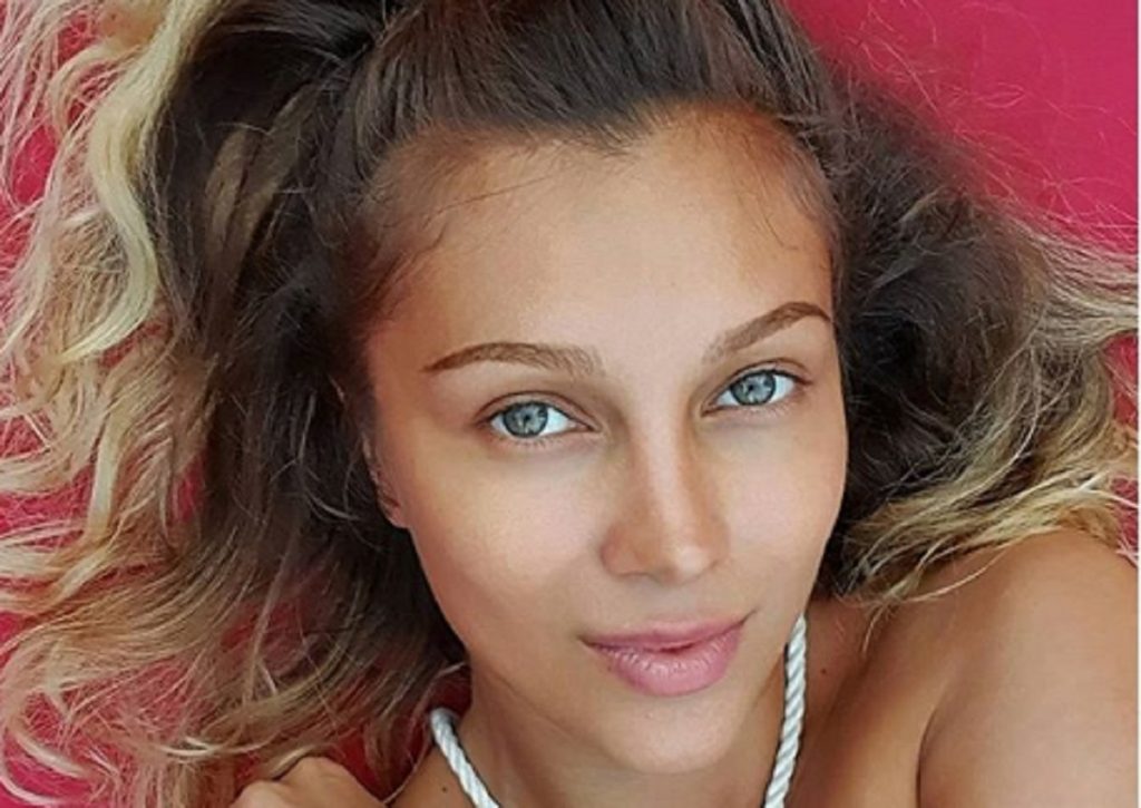Imagine Stire Vedetele „se sparg” în figuri la Mamaia, ea trăiește regește în Bali! Lora face show-uri indecente pe internet, din izolare | 2review.ro