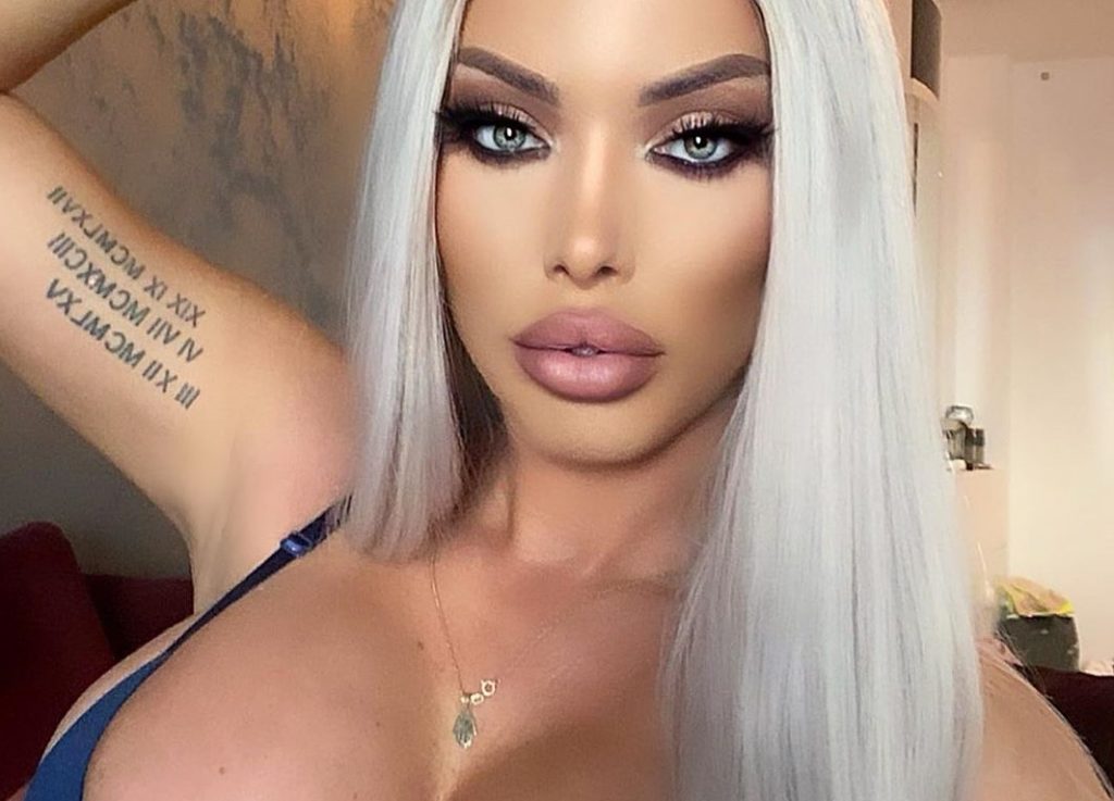 Imagine Stire FOTO | Loredana Chivu, aproape dezbrăcată pe plajă! Blondina și-a etalat implanturile de două kilograme | 2review.ro