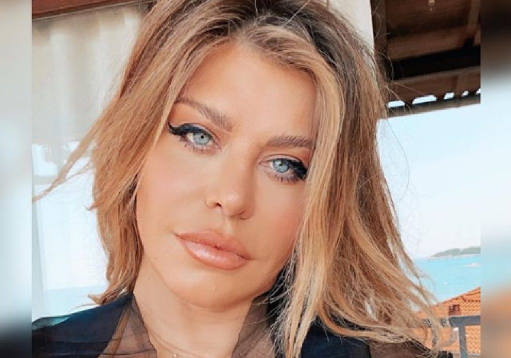 Imagine Stire FOTO / Imaginile care dau peste cap puștoaicele! Loredana Groza, bombă sexy în costum de baie, la 50 de ani | 2review.ro