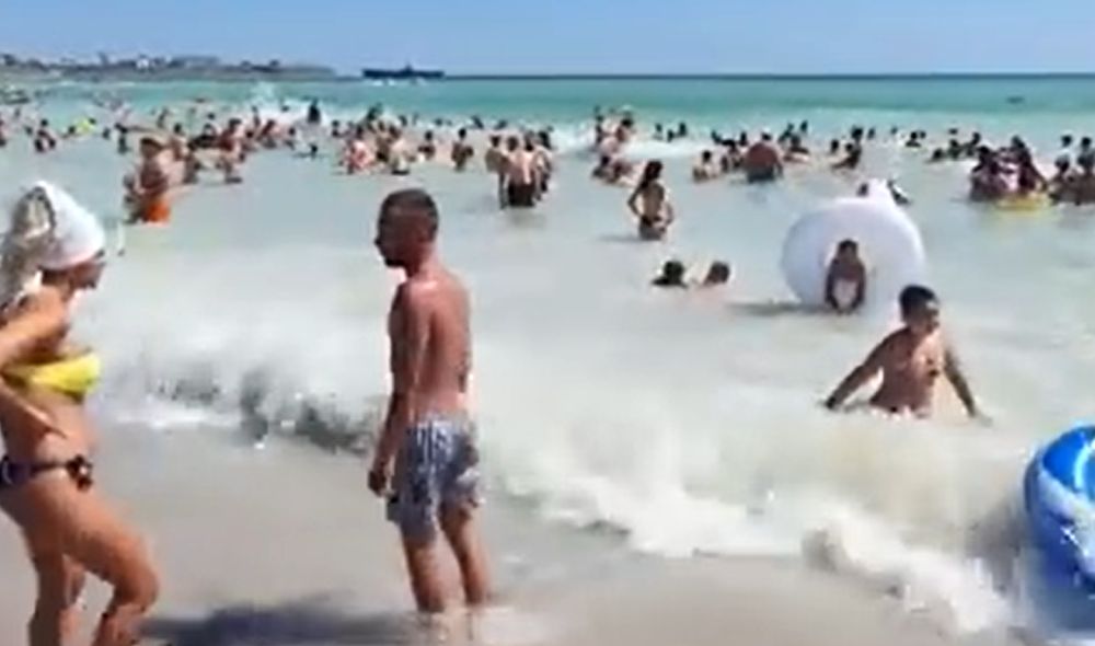Imagine Stire Coronavirusul nu îi mai sperie pe români. Plajele sunt pline la refuz, turiștii sfidează regulile și legea. VIDEO | 2review.ro