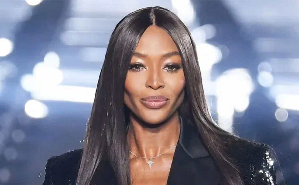Imagine Stire Naomi Campbell, pictorial incendiar la 50 de ani. A apărut goală-pușcă la metrou și i-a lăsat pe toți fără replică | 2review.ro