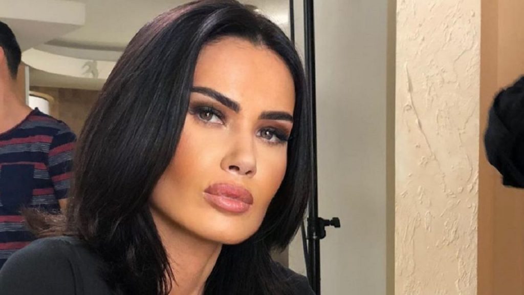 Imagine Stire Oana Zăvoranu, “escortă” pe internet! Cum a ajuns fosta soţie a lui Pepe să fie implicată în aşa ceva | 2review.ro