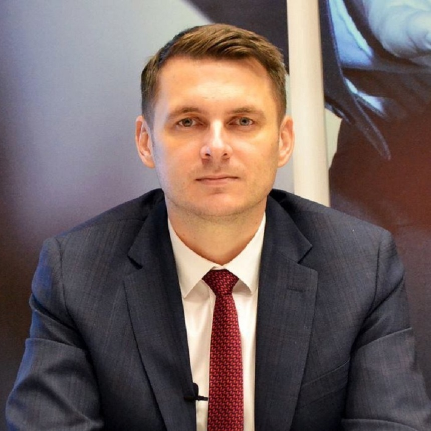 Imagine Stire Mircea Abrudean, prefectul Clujului, dar și soţia şi băieţelul de nouă luni, diagnosticaţi cu coronavirus. “Băiețelul nostru…” | 2review.ro