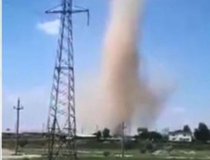 Fenomen meteo rar în România. O tornadă de nisip filmată în Tulcea. VIDEO