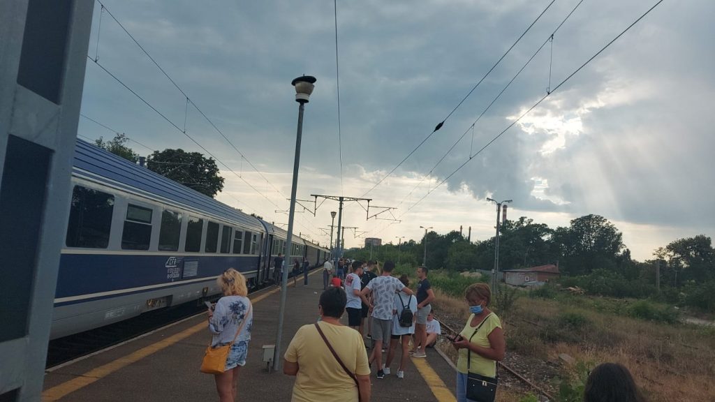 Imagine Stire Călătorie de coșmar pentru sute de oameni! Ce s-a întâmplat cu trenul cu care s-au întors din vacanța petrecută la mare | VIDEO | 2review.ro