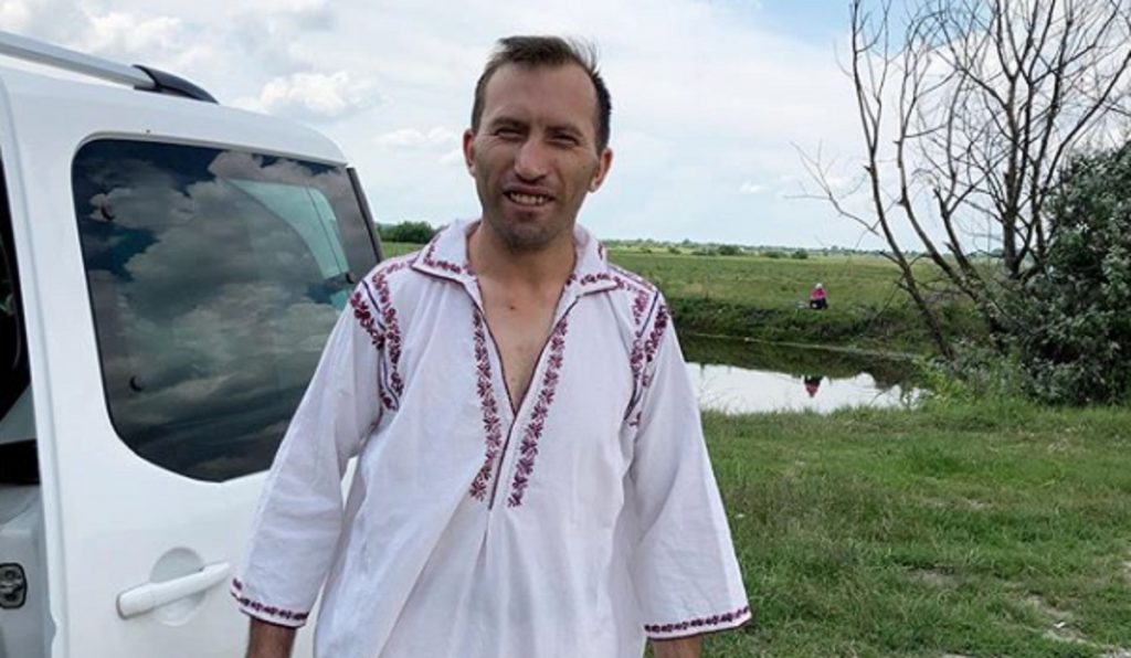 Imagine Stire Da, e chiar el! Cum arăta soțul Vulpiței de la Acces Direct, la 20 de ani. „Vedeta” Antenei 1 purta ochelari și… | 2review.ro