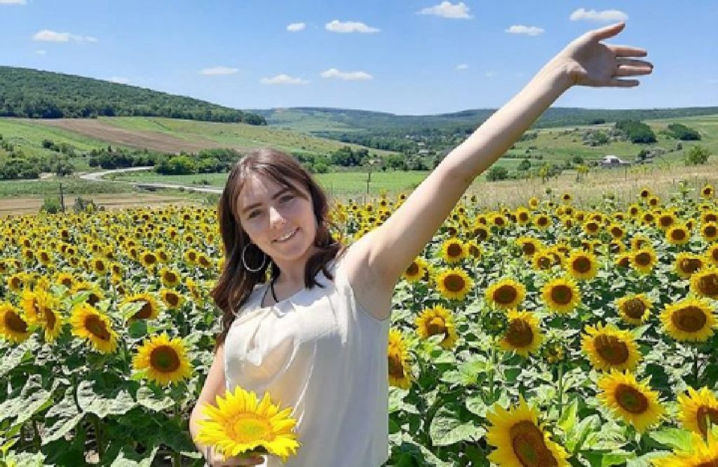 Imagine Stire FOTO / Cum arată Vulpița de la Acces Direct, după ce a renunțat să mai fie vedetă la Antena 1. S-a întors în Blăgești și… | 2review.ro