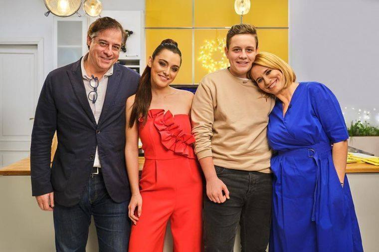 Imagine Stire Coronavirusul „loveşte” din nou în familia Andreei Esca! S-au testat în această dimineaţă! EXCLUSIV | 2review.ro