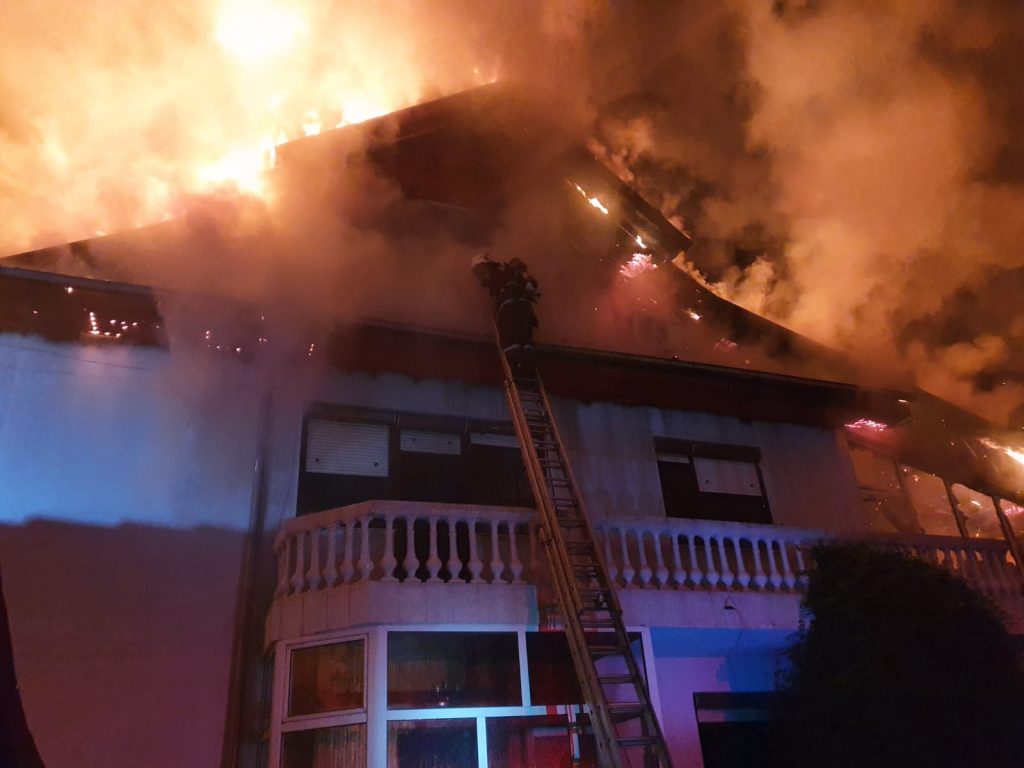 FOTO | Incendiu îngrozitor la Bacău! Un tânăr de 18 ani a fost găsit carbonizat