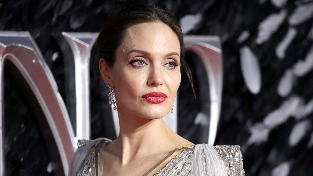 Imagine Stire Ce spune Angelina Jolie despre relația lui Brad Pitt cu modelul german de 27 de ani. „Nu vrea să se…” | 2review.ro
