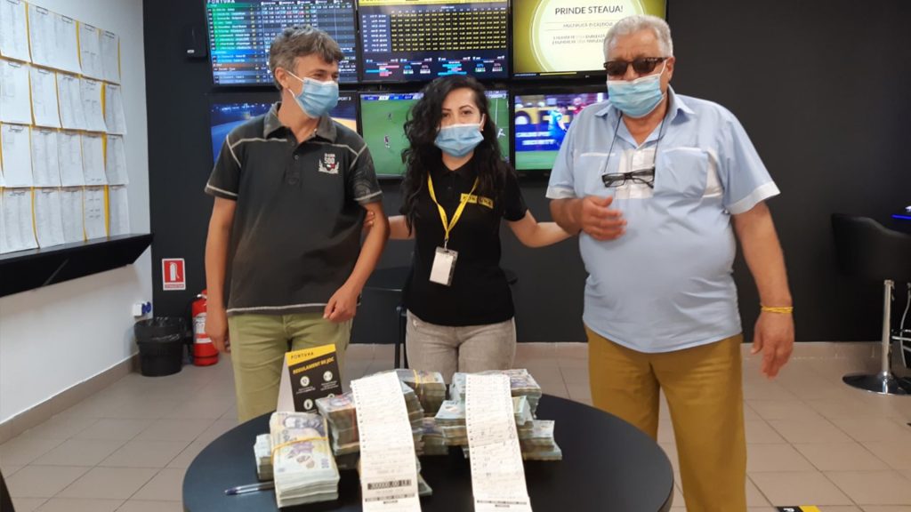 Imagine Stire Doi români au copiat unul de la altul. Și meciurile, și câștigul! S-a terminat foaaarte bine pentru ei. Cu 450.000 de lei!! | 2review.ro