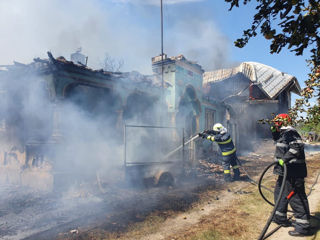 Imagine Stire Incendiu puternic în Olt. Ard patru case în comuna Strejeşti | 2review.ro