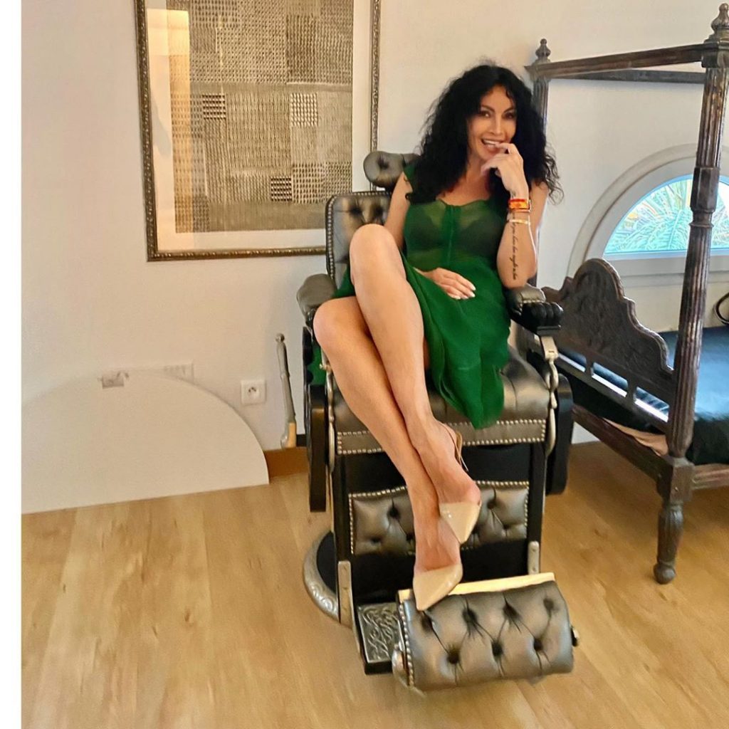 Imagine Stire Mihaela Rădulescu, prinsă în pat cu amantul. Detalii picante din prima căsnicie a vedetei | 2review.ro
