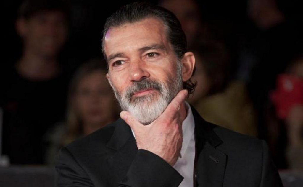 Imagine Stire Antonio Banderas a anunțat că este pozitiv COVID-19. Primele declarații ale marelui actor | 2review.ro