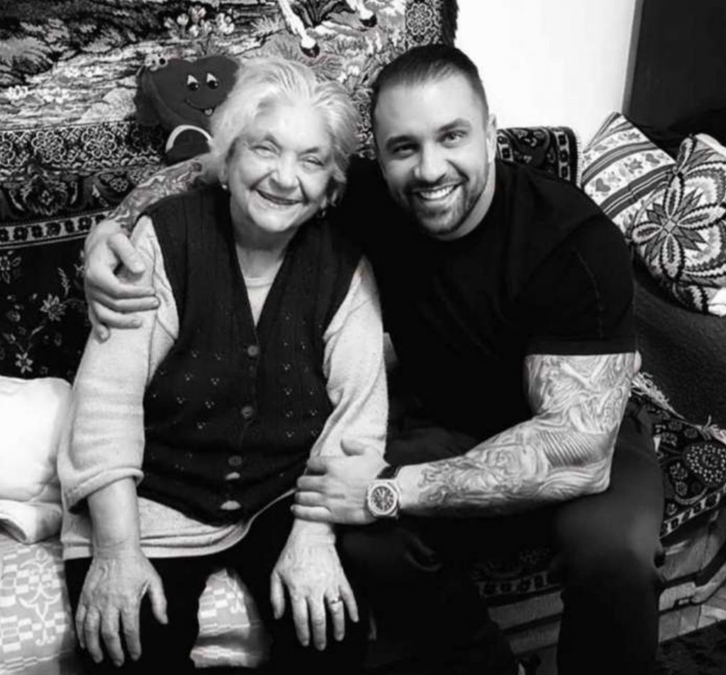 Imagine Stire Alex Bodi este de nerecunoscut. Cum arată iubitul Biancăi Drăgușanu după ce și-a dus bunica pe ultimul drum. FOTO | 2review.ro