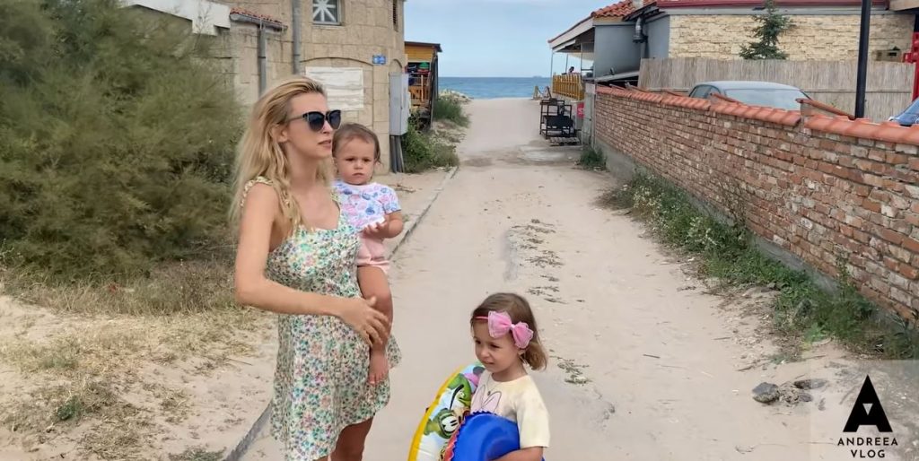 Imagine Stire Ținuta sexy pe care Andreea Bălan o poartă când își adorme copiii: „Mama râde de se prăpădește”. FOTO | 2review.ro