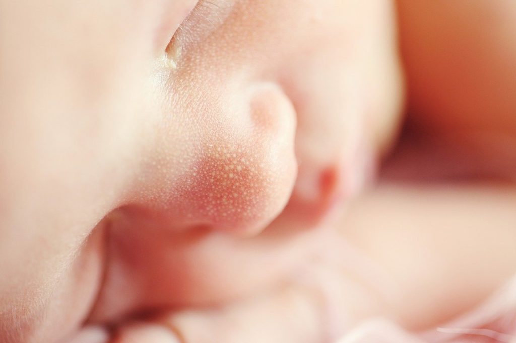 Imagine Stire O fetiţă de 3 ani, în stare gravă după ce a fost confirmată pozitiv cu noul coronavirus. 11 copii sunt în pericol | 2review.ro