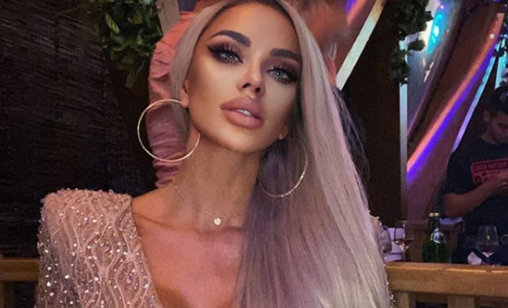 Imagine Stire Cum a intrat Bianca Drăgușanu în piscină, în stațiunea Mamaia. Turiștii au crezut că nu văd bine! VIDEO | 2review.ro