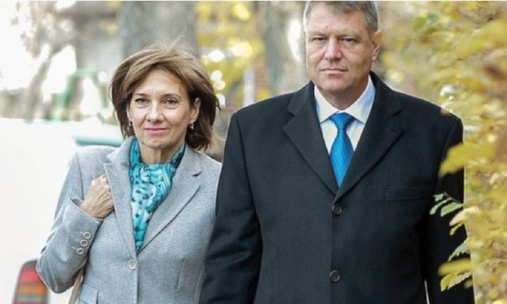Imagine Stire Cum a fost Carmen Iohannis umilită de foștii elevi. Ce spuneau aceștia, la adresa Primei Doamne: „Nu are…” | 2review.ro
