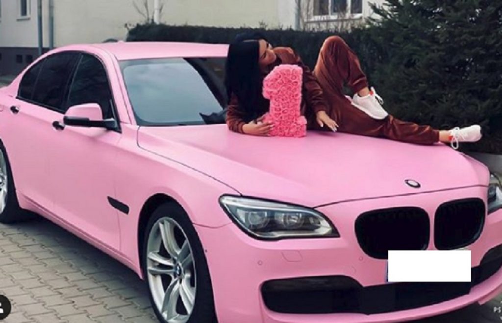 Imagine Stire Ce mașină de lux conduce Carmen de la Sălciua. Cântăreața are o adevărată bijuterie pe patru roți | 2review.ro