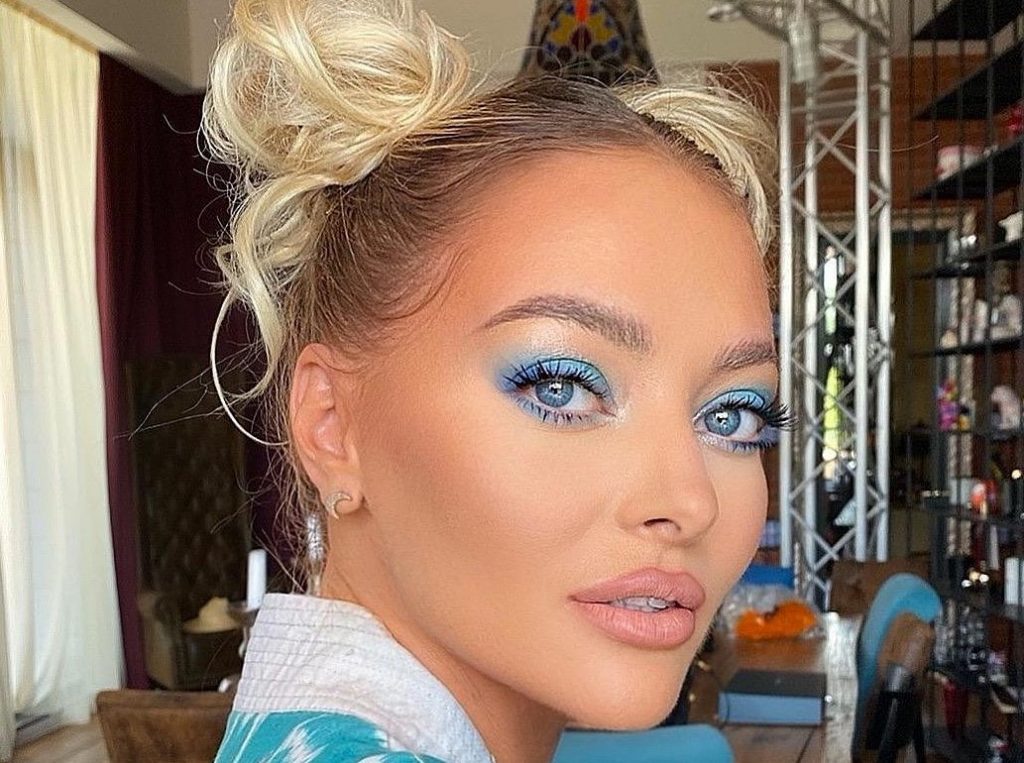 Imagine Stire FOTO | Delia a arătat fanilor casa ei luxoasă, însă un detaliu hilar a ieșit în relief. Fanii s-au amuzat teribil. Ce se afla pe canapeaua vedetei | 2review.ro