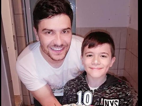 Imagine Stire Povestea cutremurătoare a lui Karym, artistul care-și crește singur băiatul: ”Am ținut cu dinții să trăiască!” | 2review.ro