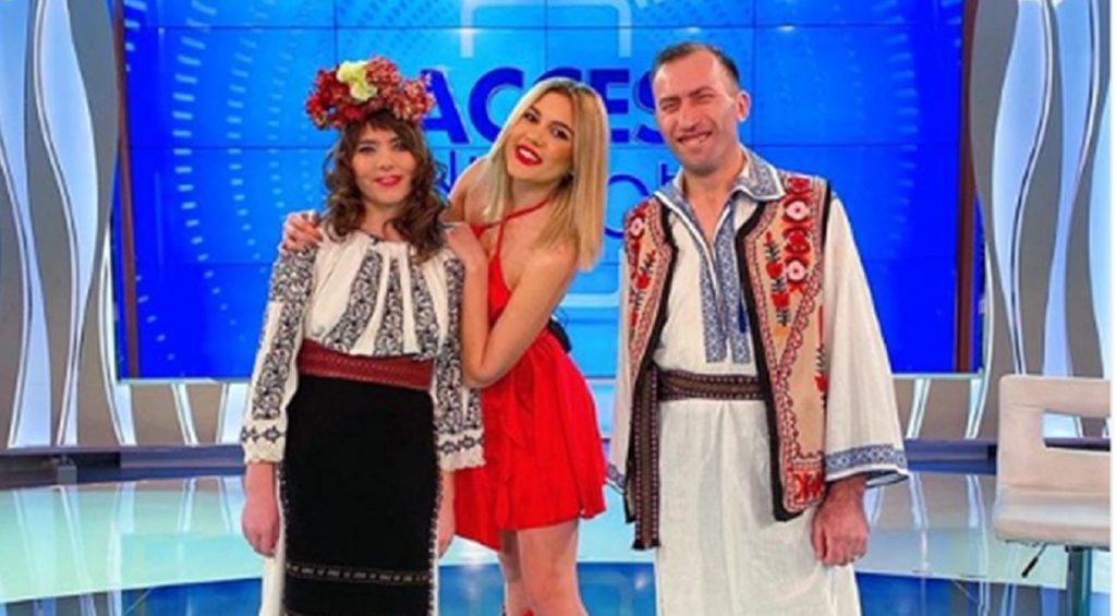 Imagine Stire De tot râsul! Cum încearcă Vulpița de la Acces Direct să se bage în seamă cu Emily Burghelea. A vrut să o copieze, dar a fost un eșec total! | 2review.ro