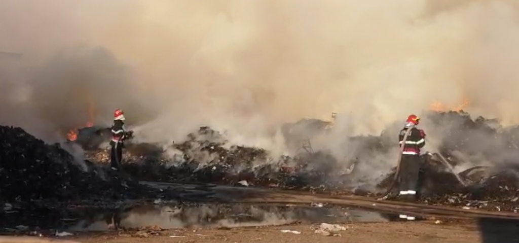 Imagine Stire Pericol de explozie la Chitila! Incendiu masiv lângă o fostă groapă de gunoi | 2review.ro