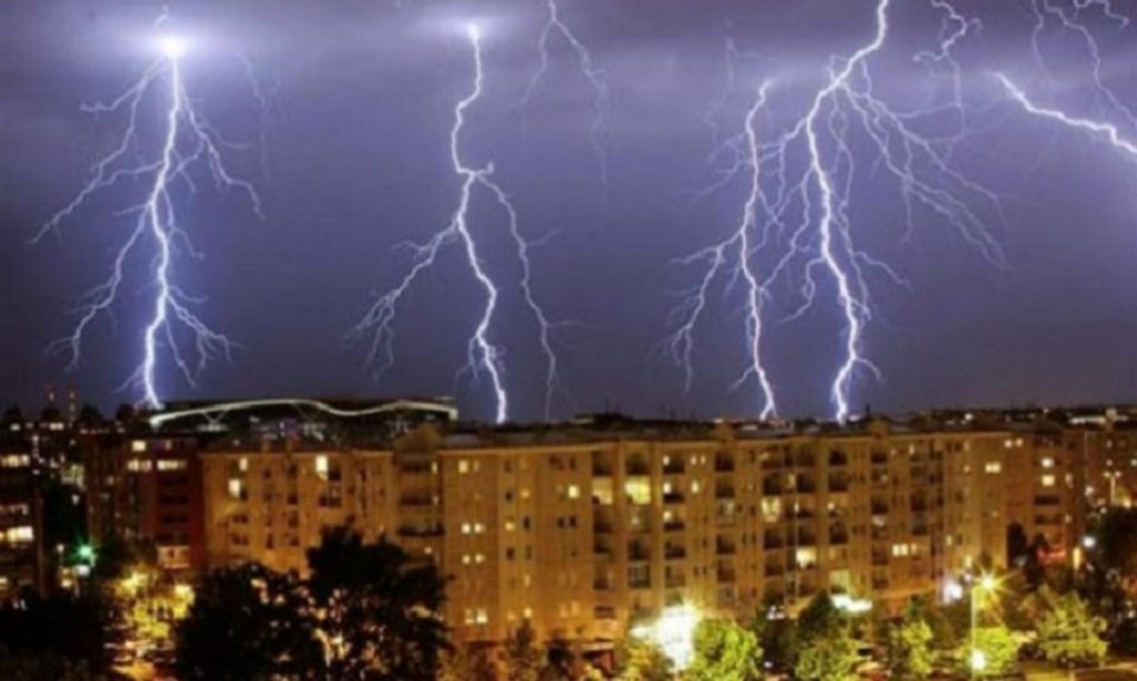 Cod roşu de fenomene meteo extreme în România! ”Vor fi cantități de apă de peste 50-90 de litri pe metrul pătrat”