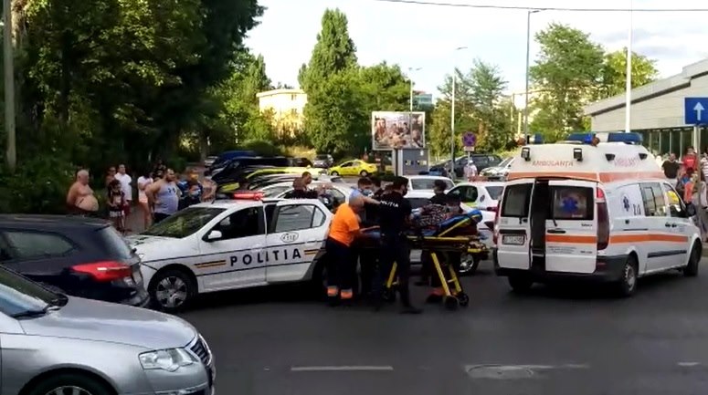 Imagine Stire Gestul extrem al unui hoț prins la furat într-un magazin din Iași: și-a tăiat venele, de față cu clienții | 2review.ro