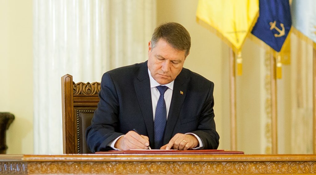 Bani pentru români! Klaus Iohannis tocmai a semnat. Ce se întâmplă de azi