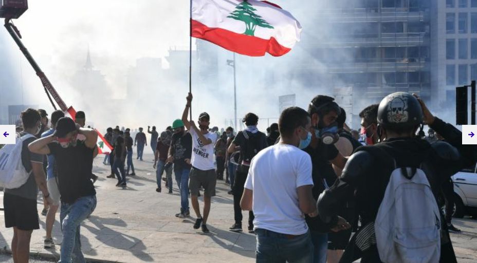 Imagine Stire FOTO&VIDEO. Străzile din Beirut ard la propriu. Oamenii strigă „Revoluție, revoluție!” în timp ce autoritățile acționează cu gaz lacrimogen | 2review.ro