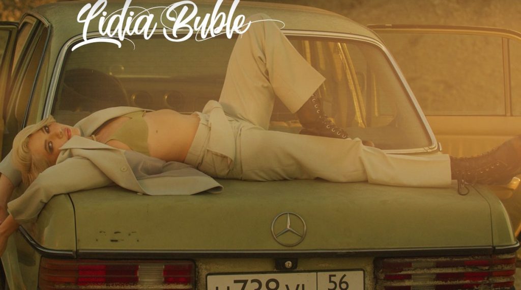Imagine Stire În compania cui a fost fotografiată Lidia Buble azi, la o piscină din București! Martorii au privit-o lung pe cântăreață | 2review.ro