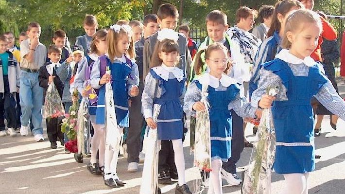 Imagine Stire Uniforma, obligatorie în școli. Câți bani vor primi copiii pentru haine | 2review.ro