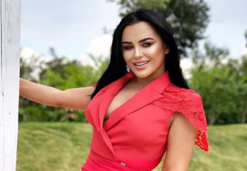 Imagine Stire Carmen de la Sălciua a mai bifat o intervenție estetică! La ce procedură a apelat cântăreața | 2review.ro